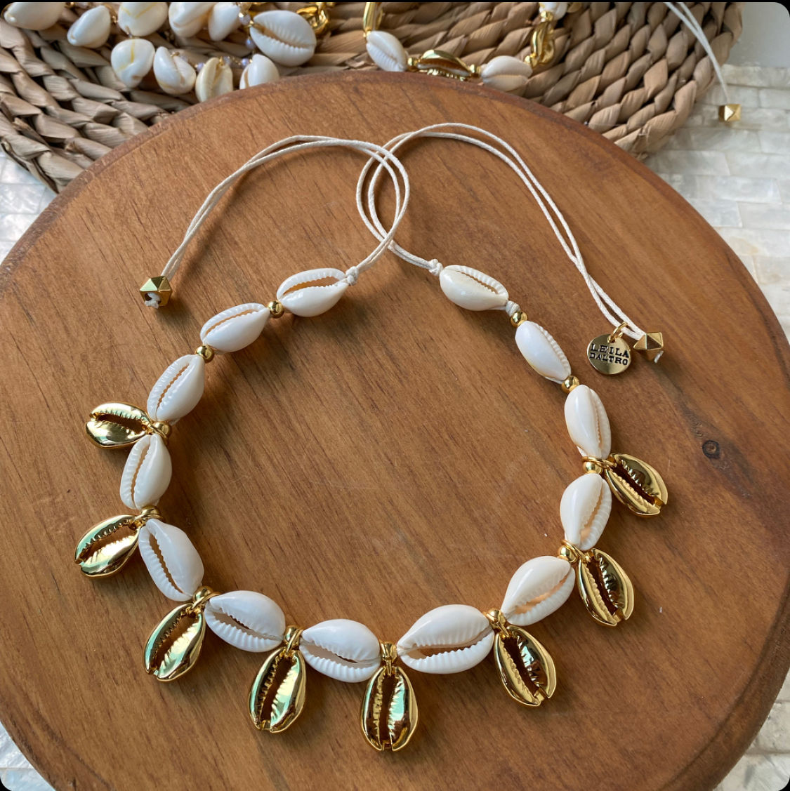 Choker búzios naturais e dourado