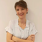 Portrait d'une femme souriante aux cheveux courts.