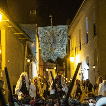 Los jinetes, la pólvora, el fuego y la devoción se unen en la Encamisá de Torrejoncillo, Cáceres