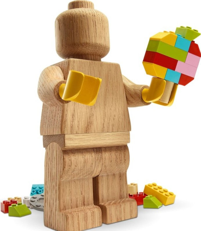 Reedición en madera de la figura clásica de LEGO, homenaje a los orígenes artesanales de la marca danesa.