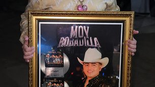 ¡HISTÓRICO! Moy Bobadilla paraliza la música con doble platino y Oro por "tus mentiras"