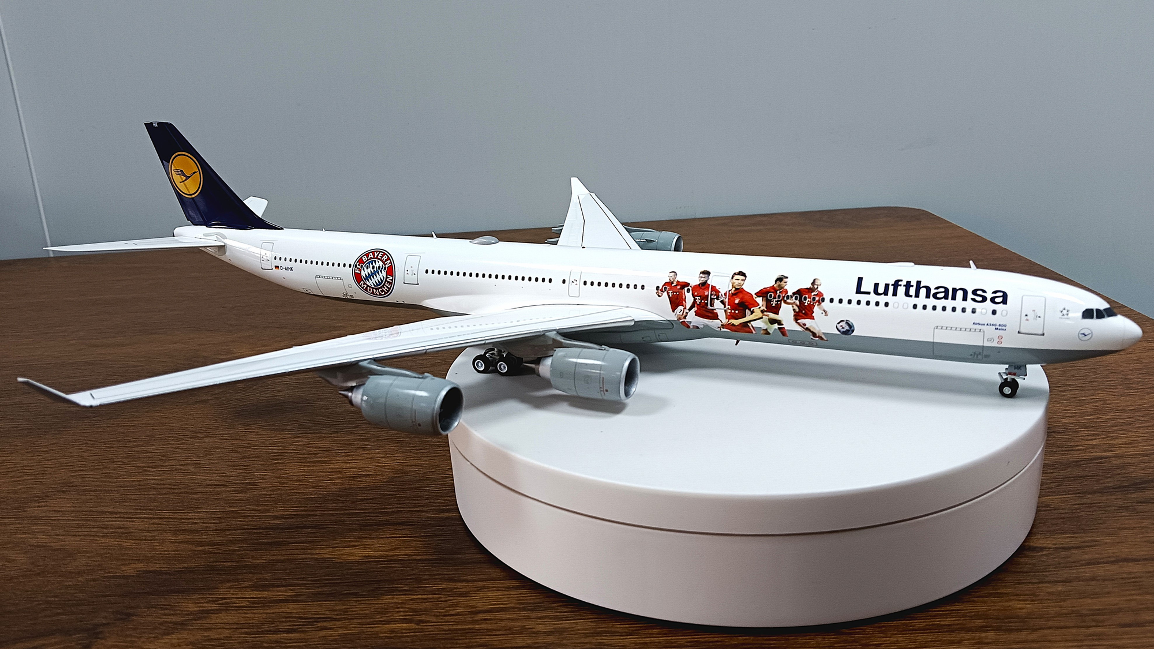 Lufthansa A340-600 D-AIHK "FC Bayern München" special colours "Flaps Down" L2281
