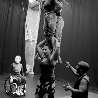 Mimbre - A group of acrobats balance on each other