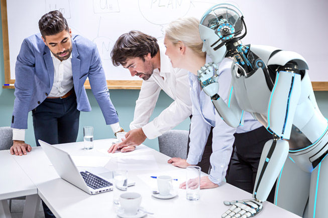 Mitarbeiter eines Unternehmens planen gemeinsam mit einem Humanoiden Roboter ein Projekt. Sie befinden sich dabei im Konferenzraum.