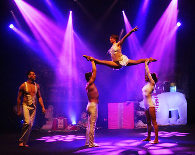 arkane spectacle cirque magie cabaret acrobate portés acrobatique grand écart maud acard duo lyodji cie