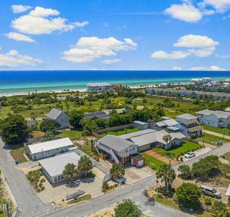 Affordable retirement neighborhoods and coastal homes near Panama City FLent lifestyle in Panama City FL with retirees enjoying coastal living