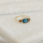 Miniature : Bague en or 18 carats, Topaze London, grenats et diamants. Joaillerie fine Les Merveilleuses.