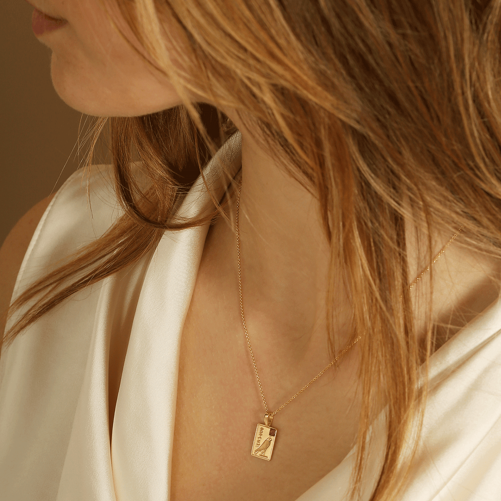 Miniature : Collier œil d'Horus en or 18 carats, saphir rose et hiéroglyphes. Joaillerie fine Les Merveilleuses.