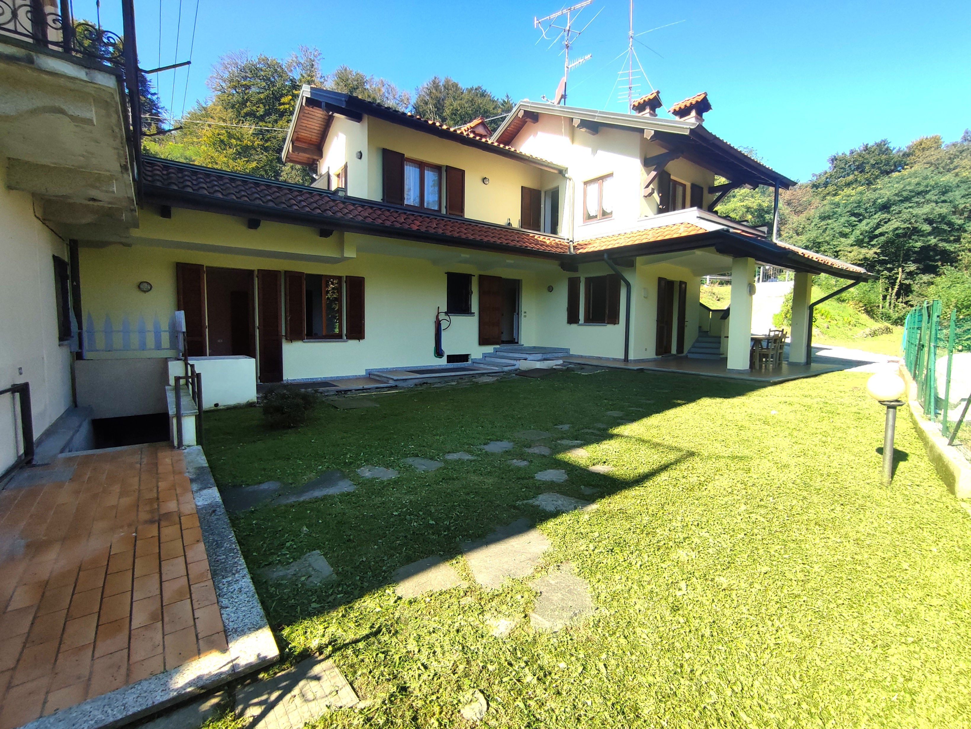 Collinare casa con due appartamenti e ampio giardino