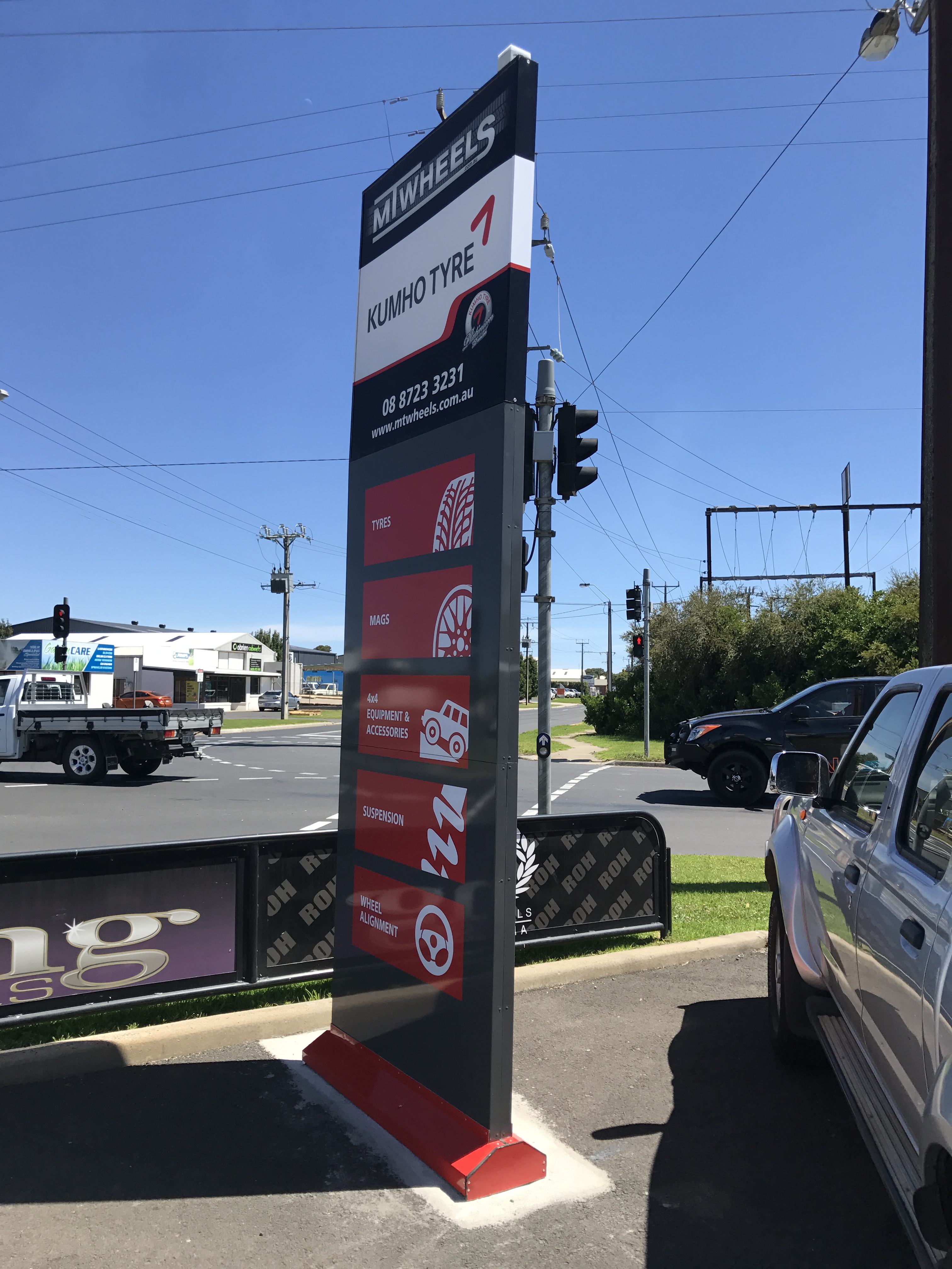 MT Wheels Pylon Sign