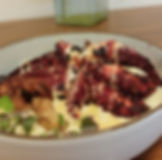 Pulpo a la brasa sobre parmentier.