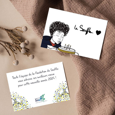 carte de voeux rectangulaire représentant un jeune enfant aux cheveux bouclés en train de souffler les bougies sur un gâteau d'anniversaire