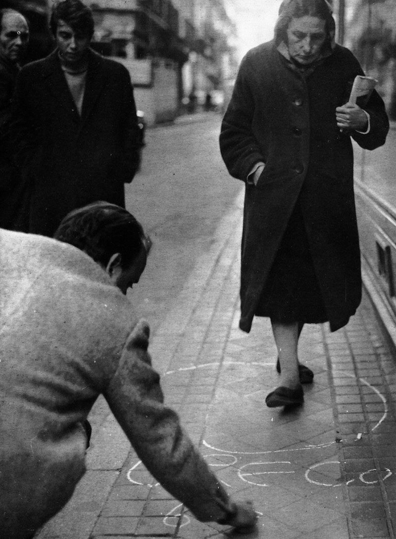 Alberto Greco, Vivo-Dito en las calles de Madrid. Registro fotográfico. Madrid, España, 1963 Fuente: albertogreco.com