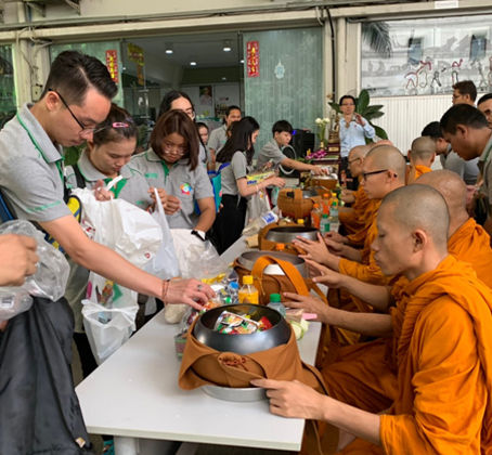 ตักบาตร ทำบุญต้อนรับปีใหม่