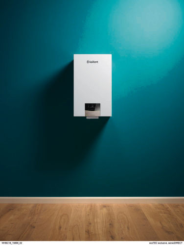 Vue rapprochée d’une chaudière murale moderne installée dans une maison