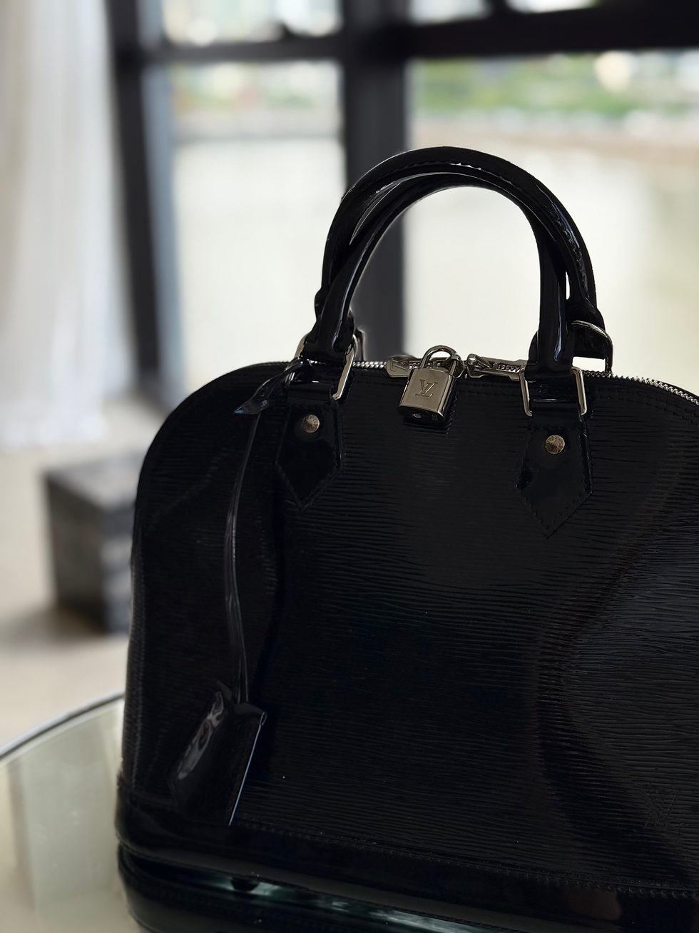 Miniatura: Louis Vuitton Alma Black Electric Epi Leather