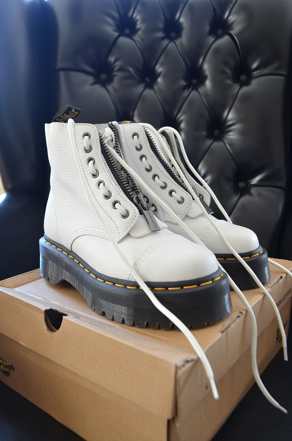 Miniatura: Dr Martens Blancos Cuero US 7  EU 38