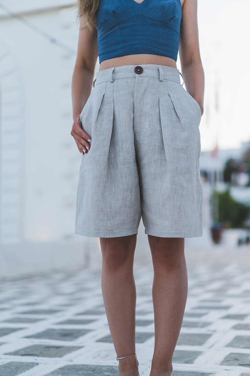 elegant linen shorts with pockets