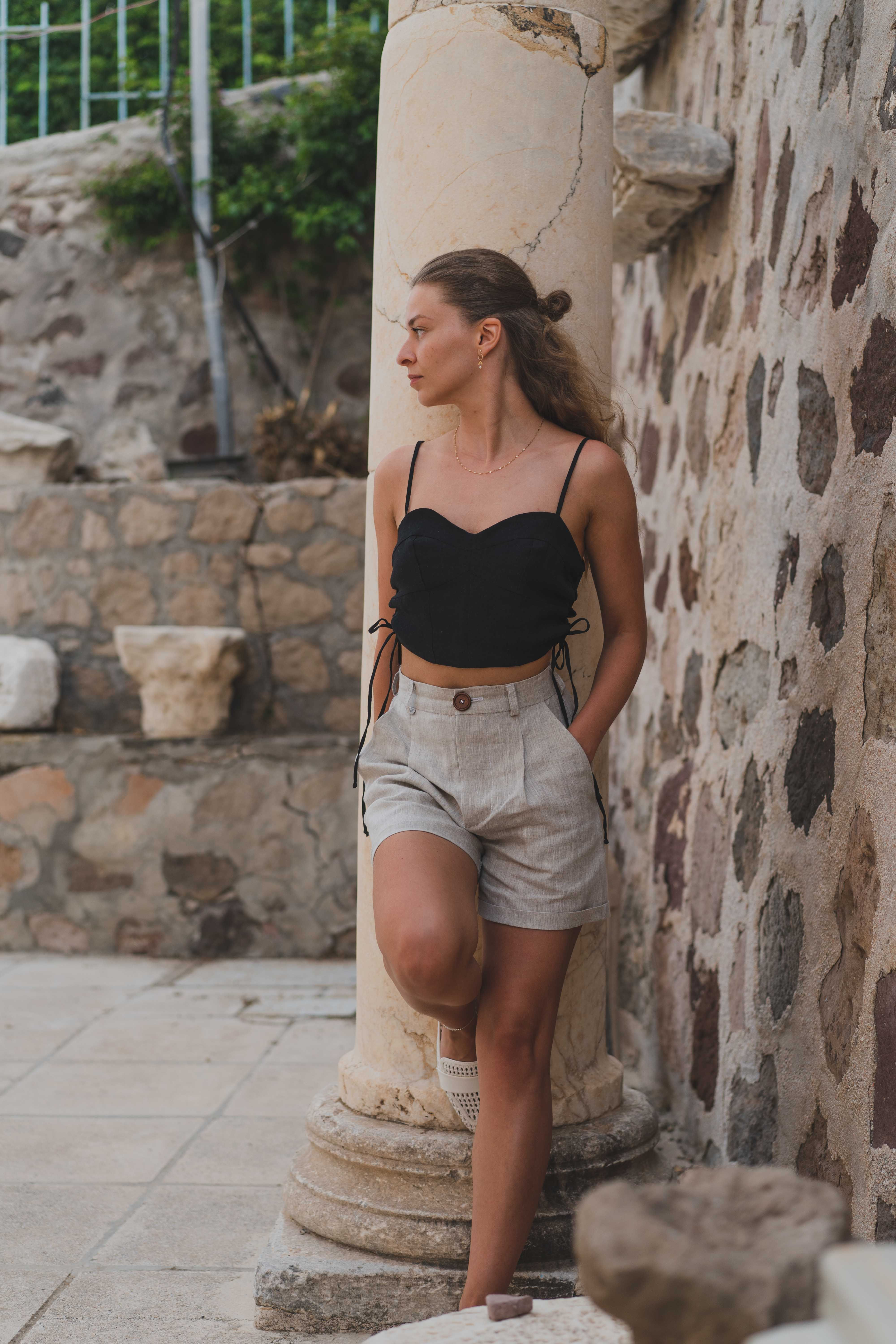 Minimal high waisted linen short with pockets for women