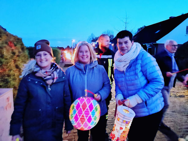 Drei Frauen mit Laternen beim Laternenumzug