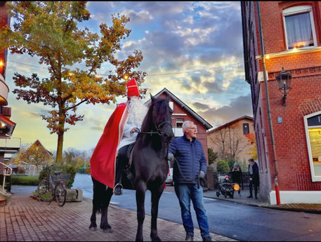Sankt Martin zu Pferd, Mann daneben, Herbstlandschaft