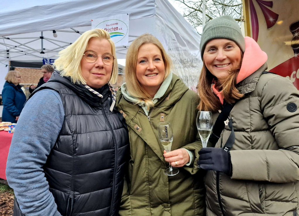 Drei Frauen auf dem Hüttenzauber mit Sekt