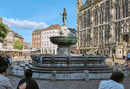 Blick auf Marktbrunnen und Rathaus in Aachen direkt vor dem Restaurant Goldener Schwan