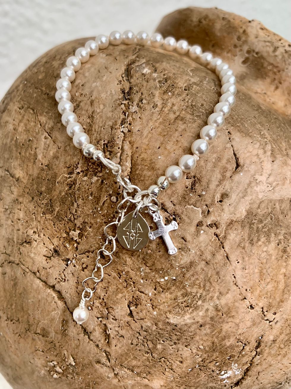 Thumbnail: Pearl girl bracelet with silver cross