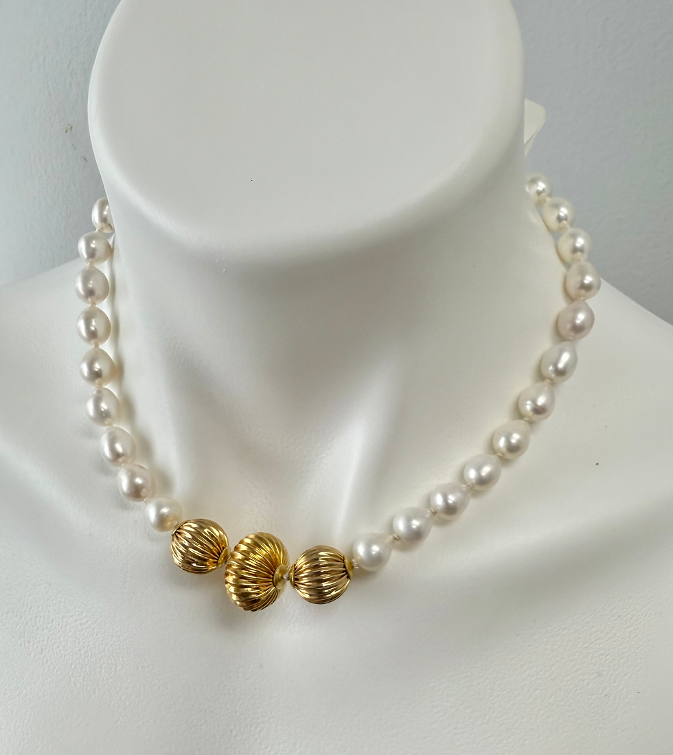 Thumbnail: Pearls with gold textured beads short necklace 