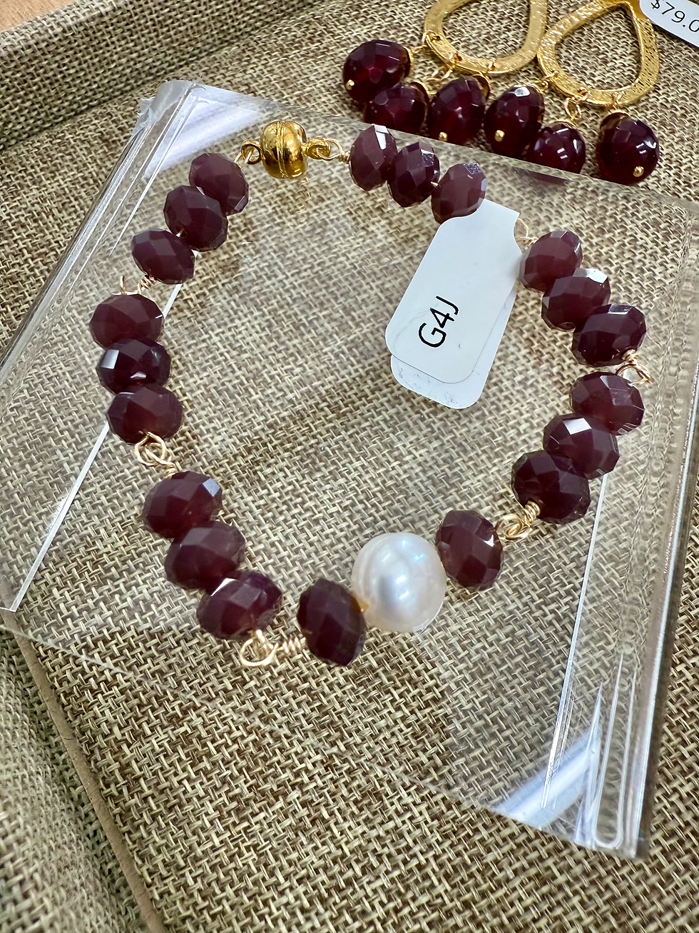 Thumbnail: Garnet and Pearl bracelet 