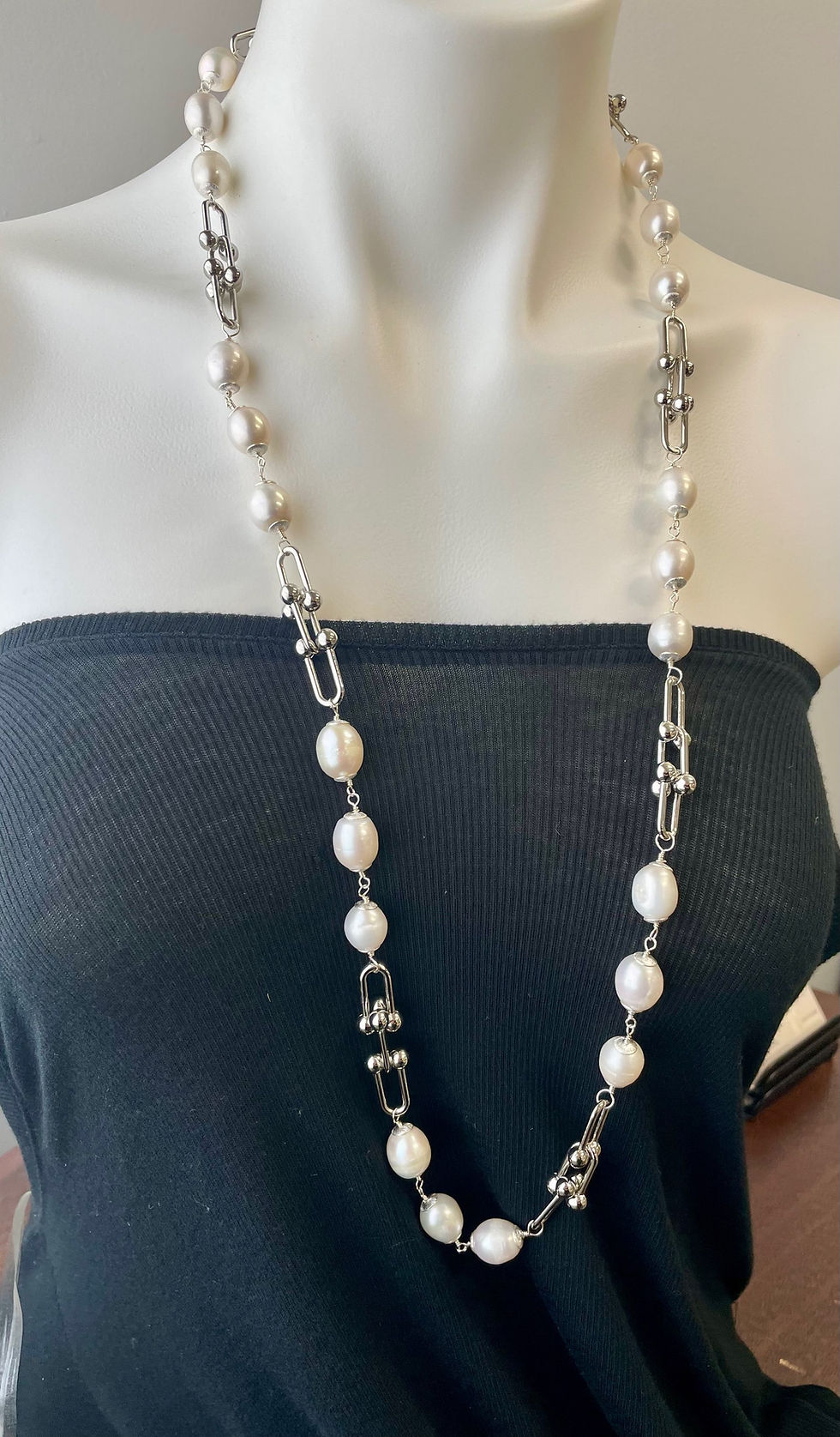 Thumbnail: Pearl and chain necklace