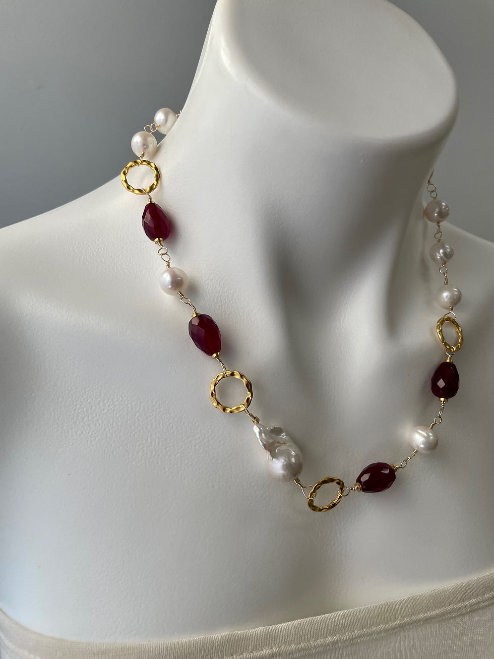 Thumbnail: Garnet and pearl necklace with Baroque Pearl 