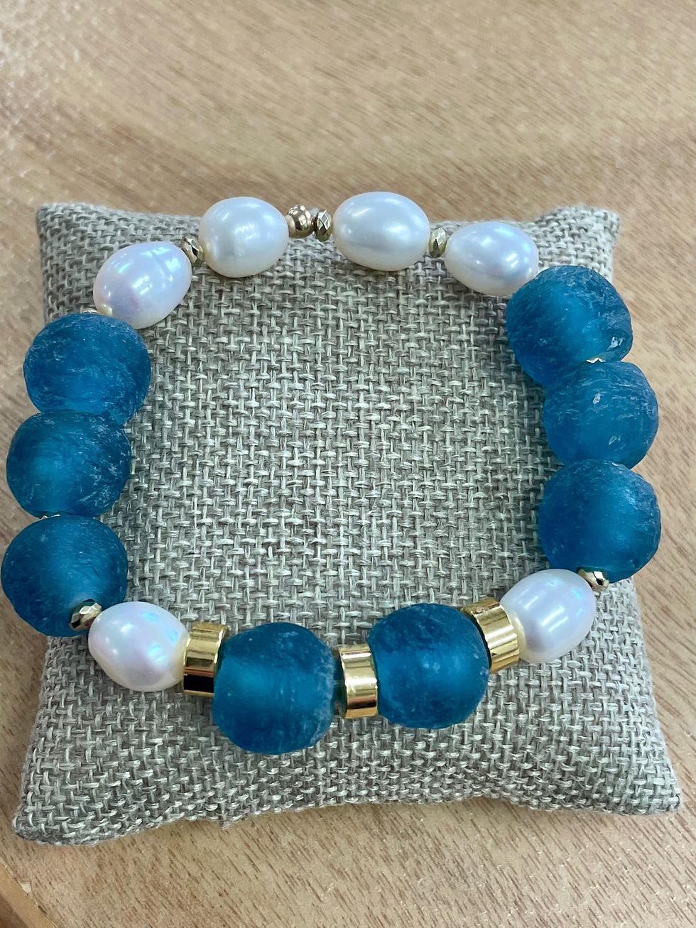 Thumbnail: Glass and Pearl bracelet with gold accents