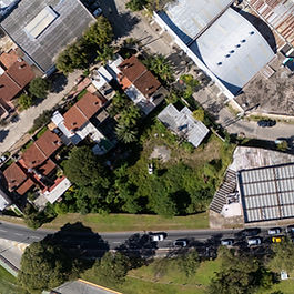 📍 Costanera esquina Octavio Pinto
Excelente oportunidad de inversión en una de las zonas con mayor proyección y crecimiento. Este lote cuenta con una ubicación estratégica, ideal para el desarrollo de un emprendimiento inmobiliario o proyecto de gran escala.
✔ Superficie total: 2.729 m²
✔ Escritura e impuestos al día
✔ Gran potencial de desarrollo
✔ Entorno consolidado y de fácil acceso
Un terreno con amplitud, ubicación y posibilidades para hacer realidad un proyecto único.