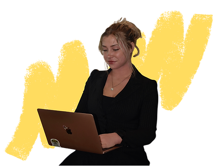 Gabrielle utilisant un ordinateur devant un fond jaune représentant le service Samedi Flash.