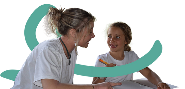 Gabrielle accompagnant un enfant dans une activité d’apprentissage, dans une ambiance joyeuse.