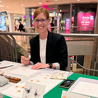 Bild von mir bei einem Live-Event in einem Einkaufszentrum. Ich gestalte Aquarellkarten.
