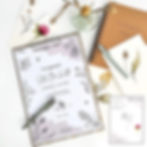 Miniaturbild: Blick von oben auf das Vorlagenpaket "Let`s Be Wild" und ein paar Wildkräuter-Illustrationen daraus