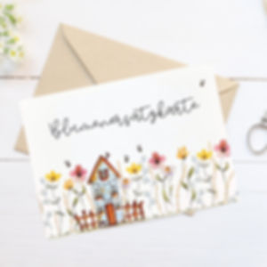 Grußkarte "Blumenersatzkarte" liegt auf einem Briefumschlag auf dem Tisch