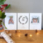 Das Bild zeigt ein 3er Karten-Set. Die drei Karten haben süße weihnachtliche Motive. Auf der ersten Karte wird ein alter Käfer mit einem Tannenbaum auf dem Dach gezeigt. Die zweite Karte zeigt einen zarten Tannenzweigkranz mit einem Schaukelpferd in der Mitte. Die dritte Karte zeigt ein weißes Cottage und Strohdach mit Tannenbäumen, Schnee und Weihnachtsdekoration.