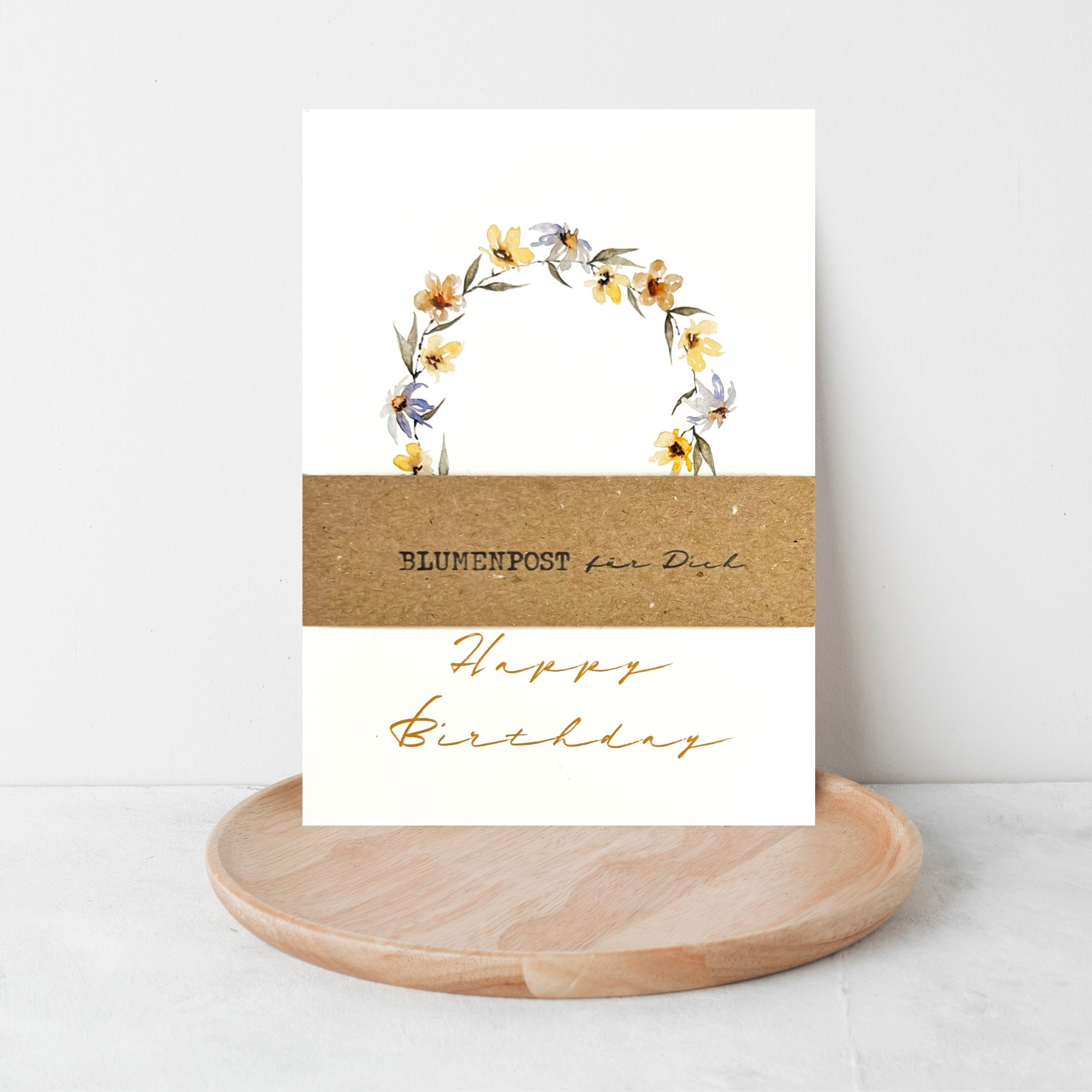 3er A6-Grußkartenset mit zarten floralen Motiven in pastellen Farben und einer Banderole mit dem Schriftzug "Blumenpost für dich"