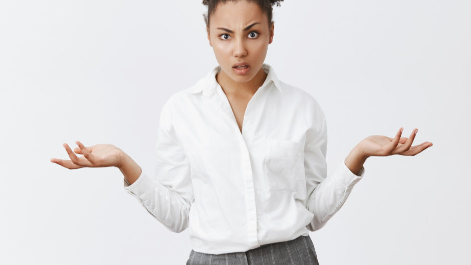 mulher de braços abertos preocupada com o crescimento de seu negócio