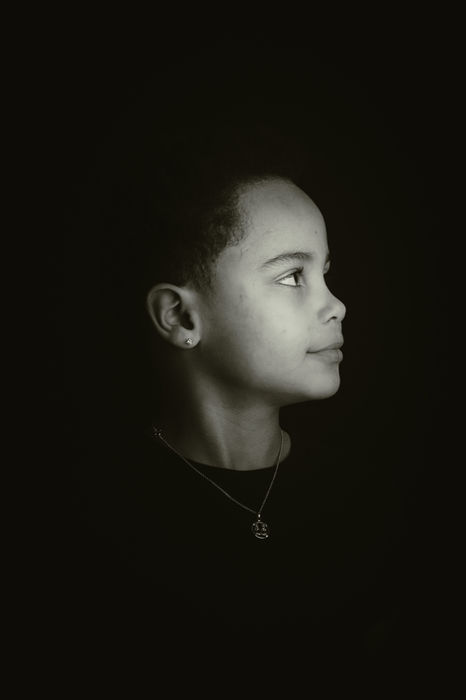 Sort-hvidt portræt af barn taget i studie