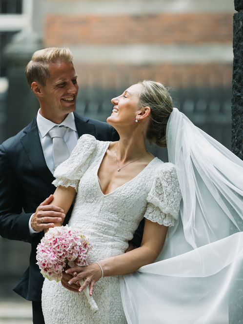 Bryllupsbilleder foran kameraet: Sådan slapper I af og ser naturlige ud