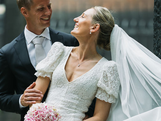 Bryllupsbilleder foran kameraet: Sådan slapper I af og ser naturlige ud