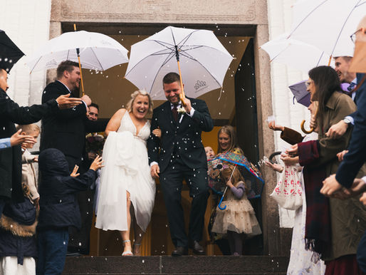 Brudepar kommer ud af kirken efter vielsen og gæsterne kaster ris på dem