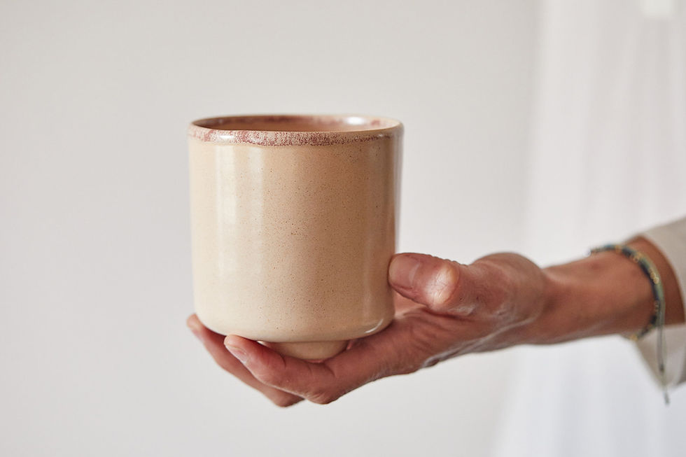 ספל קרמיקה עם רגל גבוהה ללא ידית בסגנון יפני, צבעי ורוד/אפרסק/חום, לשתיה חמה וקרה