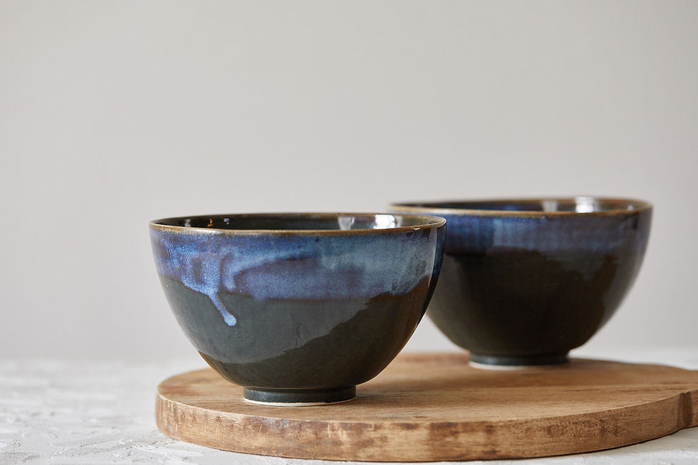 זוג קערות קרמיקה בעבודת יד בסגנון מודרני/כפרי, צבעי כחול/חום/סגול, מושלמות לראמן, אורז ותבשילים, סלט