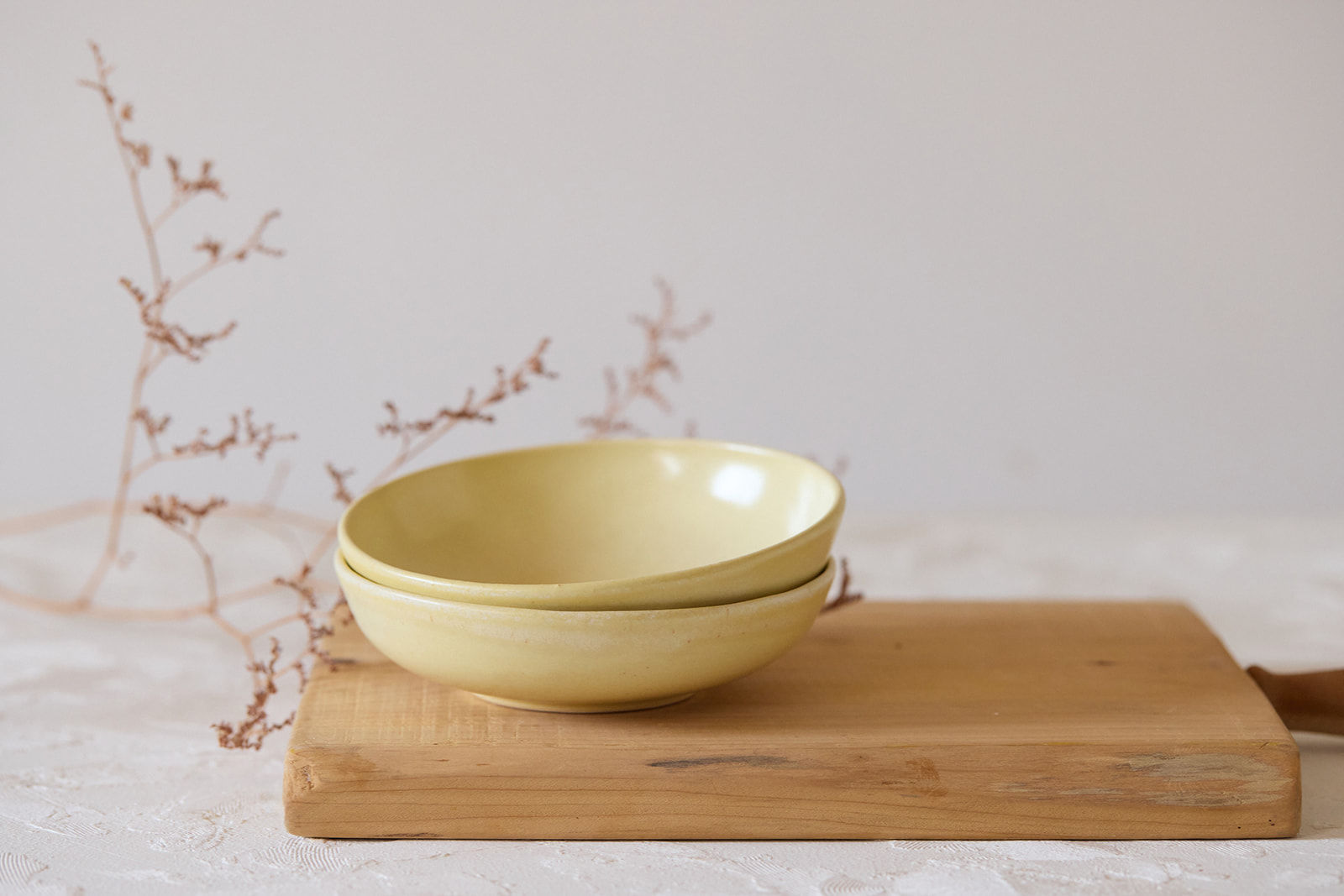 קערית קרמיקה בעבודת יד בצבע צהוב רך ונעים למראה ומגע. מתאימה לכל מה שאוהב להיות בקערה קטנה: רטבים, זיתים,טחינה, אגוזים, קינוח