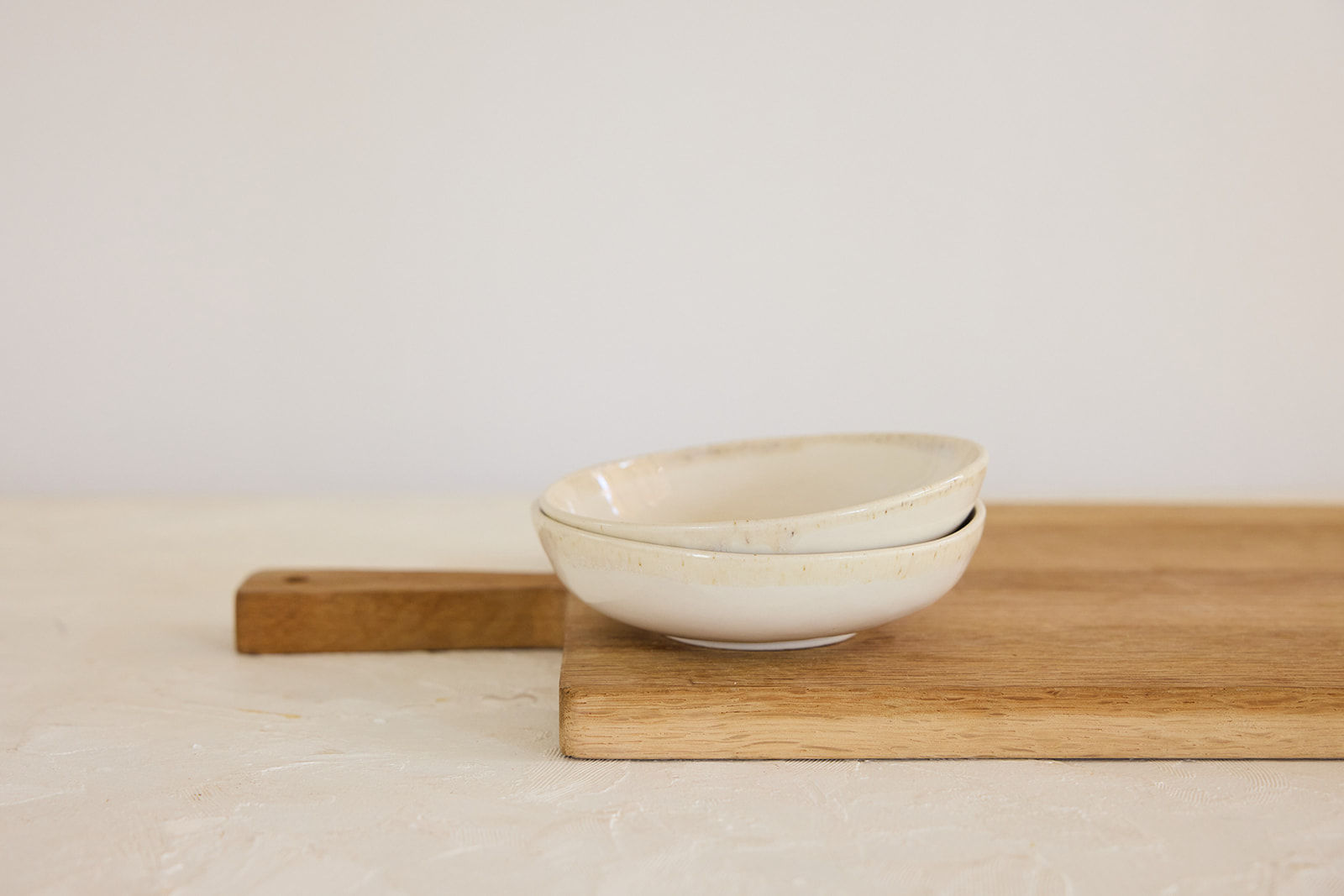 זוג קעריות קרמיקה בעבודת יד, גלזורה לבנה עם שפה בצבע קרם רך ונעים למראה ומגע, לטאפאס, רטבים, קינוחים, זיתים